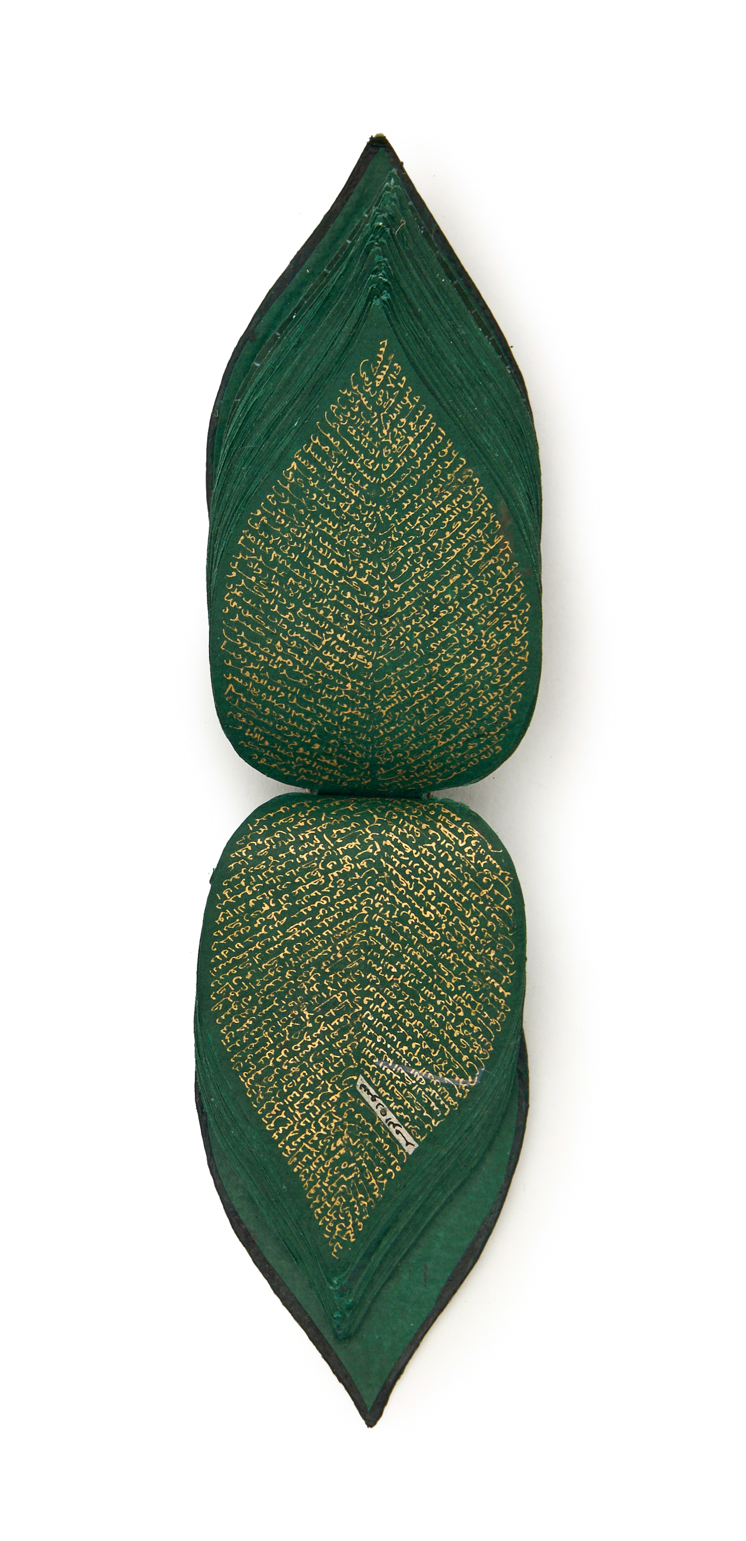 A GREEN ILLUMINATED MINIATURE QURAN IN THE FORM OF A LEAF, MUGHAL, INDIA, 19TH CENTURY OR LATER - Image 3 of 5
