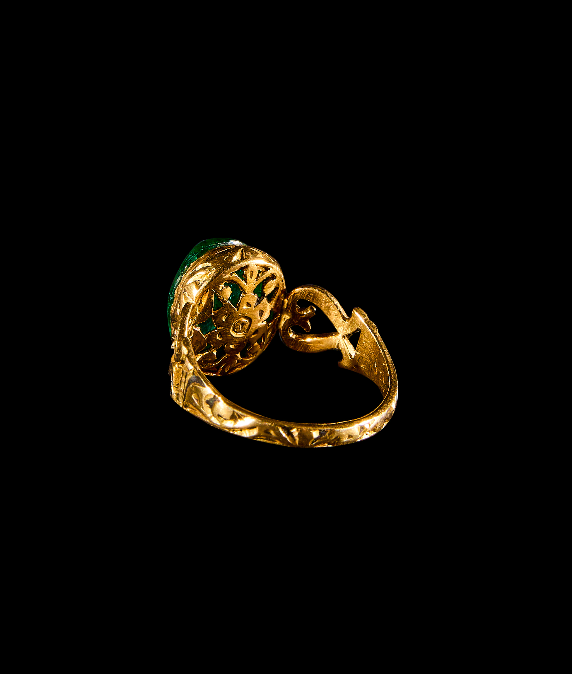 AN ENGRAVED MUGHAL EMERALD & GOLD RING, MUGHAL 19TH CENTURY, INDIA - Image 3 of 3
