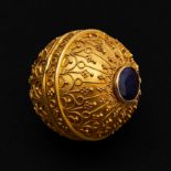 A FINE GOLD SAPPHIRE CABOCHON SET BEZOAR STONE HOLDER, INDIA, GUJARAT, 18TH CENTURY