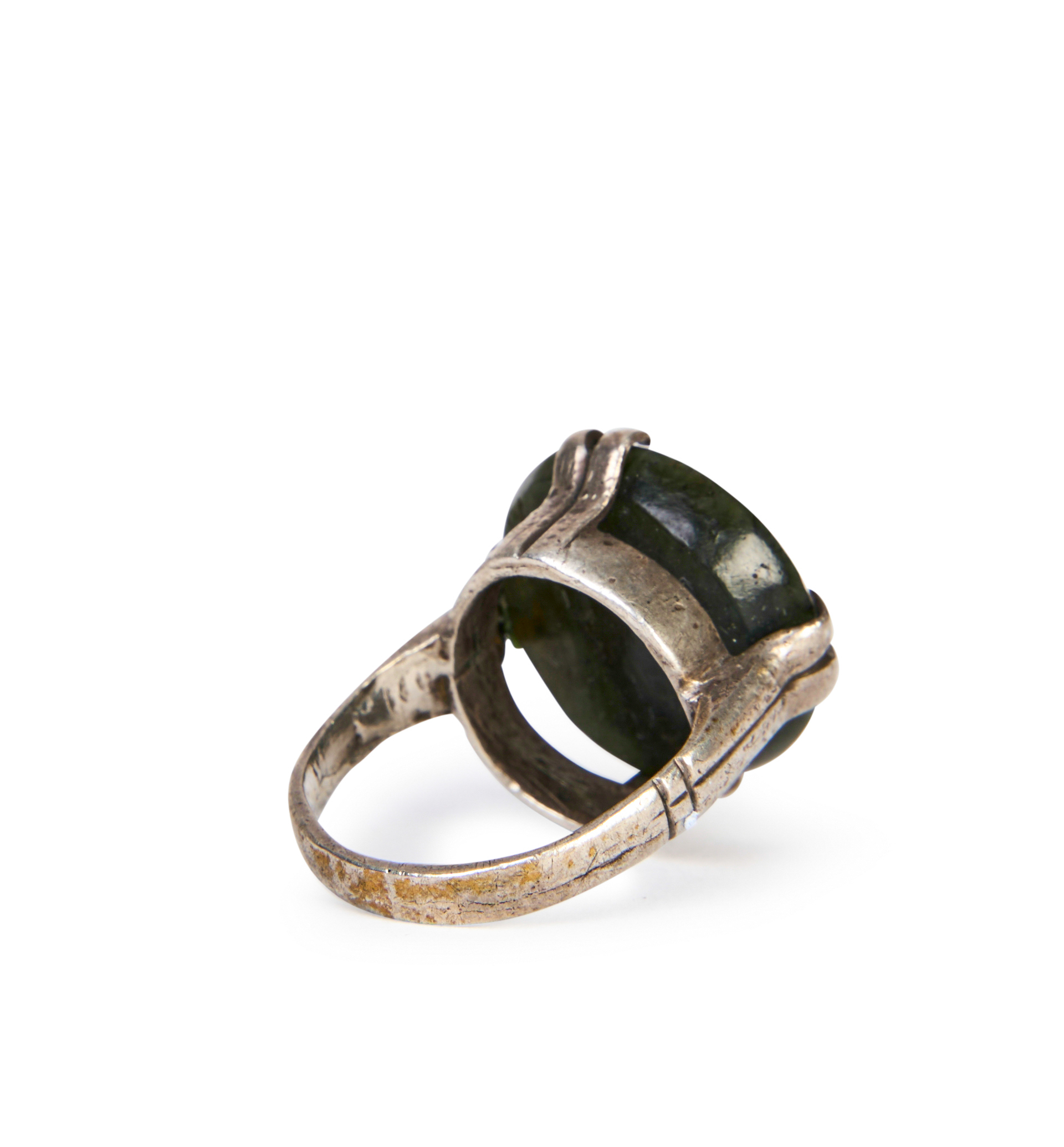 A TIMURID JADE CALLIGRAPHIC INSCRIBED SEAL RING SET ON SILVER, 15TH CENTURY - Image 3 of 3