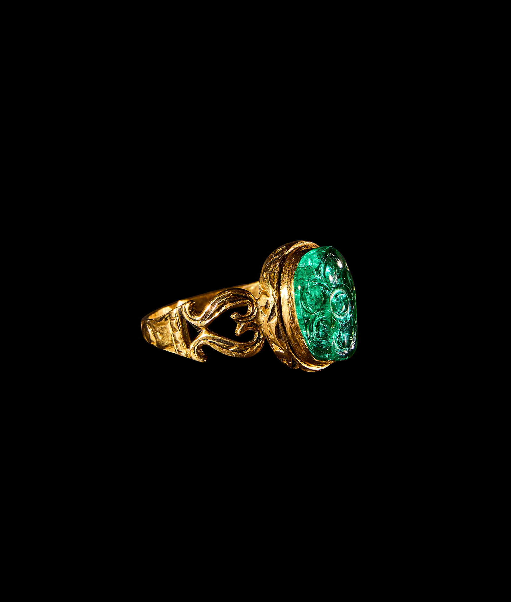 AN ENGRAVED MUGHAL EMERALD & GOLD RING, MUGHAL 19TH CENTURY, INDIA - Image 2 of 3