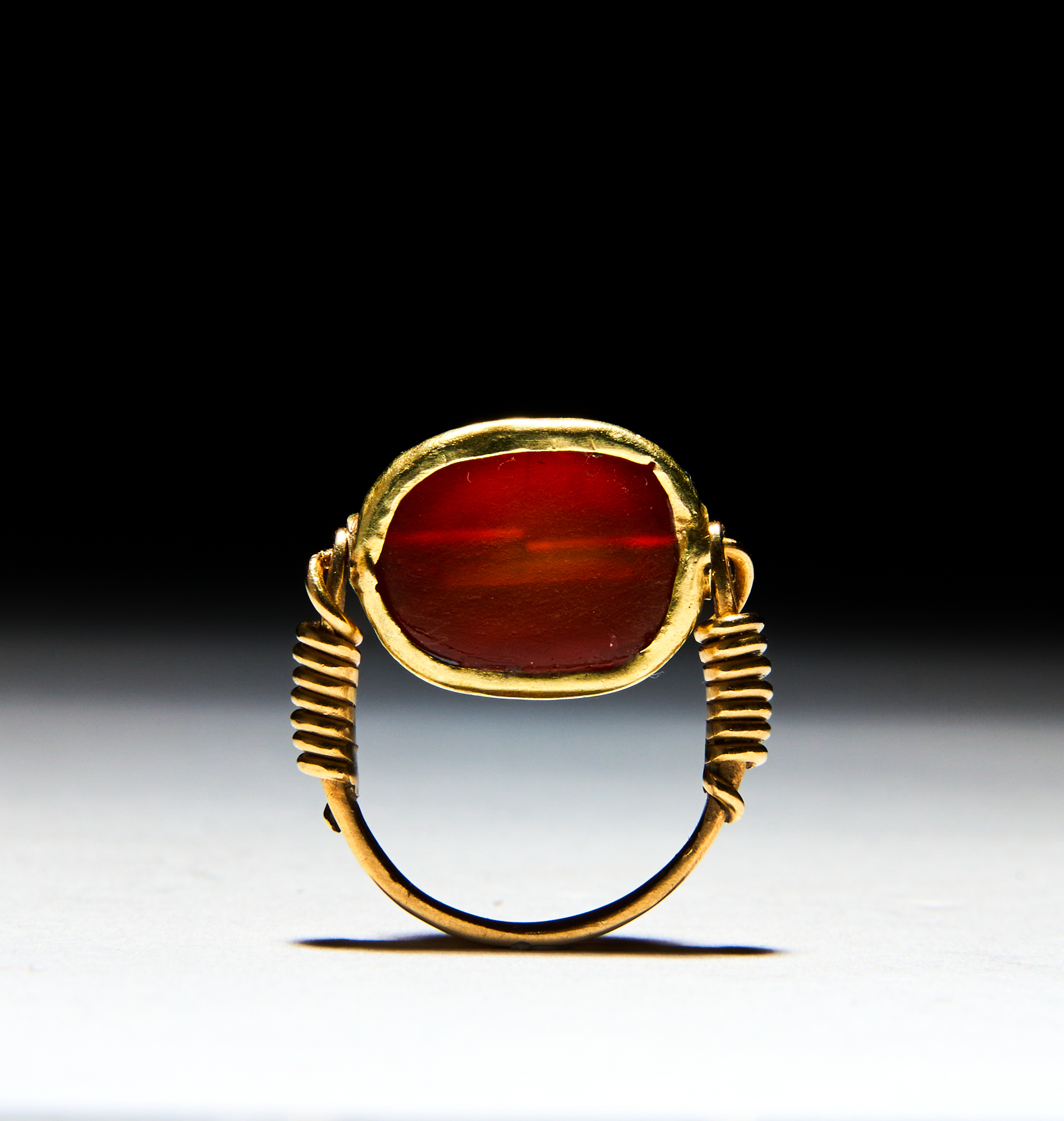 AN EAST GREEK GOLD AND CARNELIAN SCARAB FINGER RING ARCHAIC PERIOD, CIRCA LATE 6TH CENTURY B.C. - Image 2 of 2