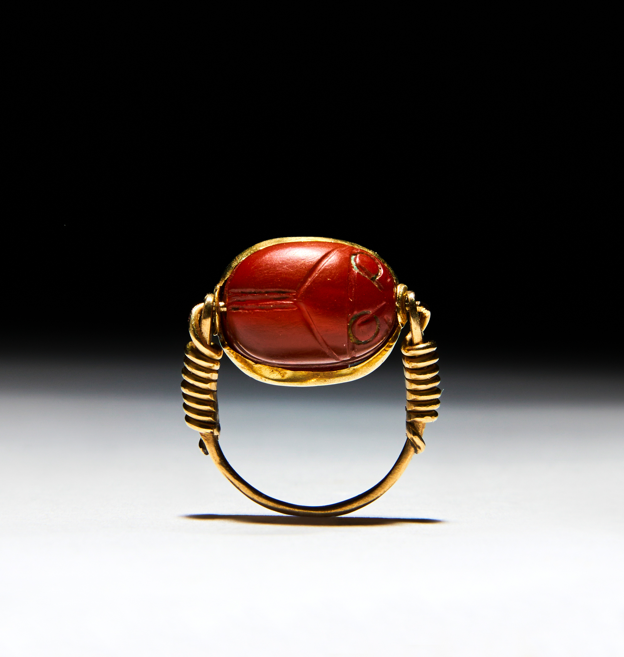 AN EAST GREEK GOLD AND CARNELIAN SCARAB FINGER RING ARCHAIC PERIOD, CIRCA LATE 6TH CENTURY B.C.