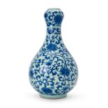 A CHINESE BLUE & WHITE GARLIC VASE, KANGXI PERIOD (1662-1722) OR LATER