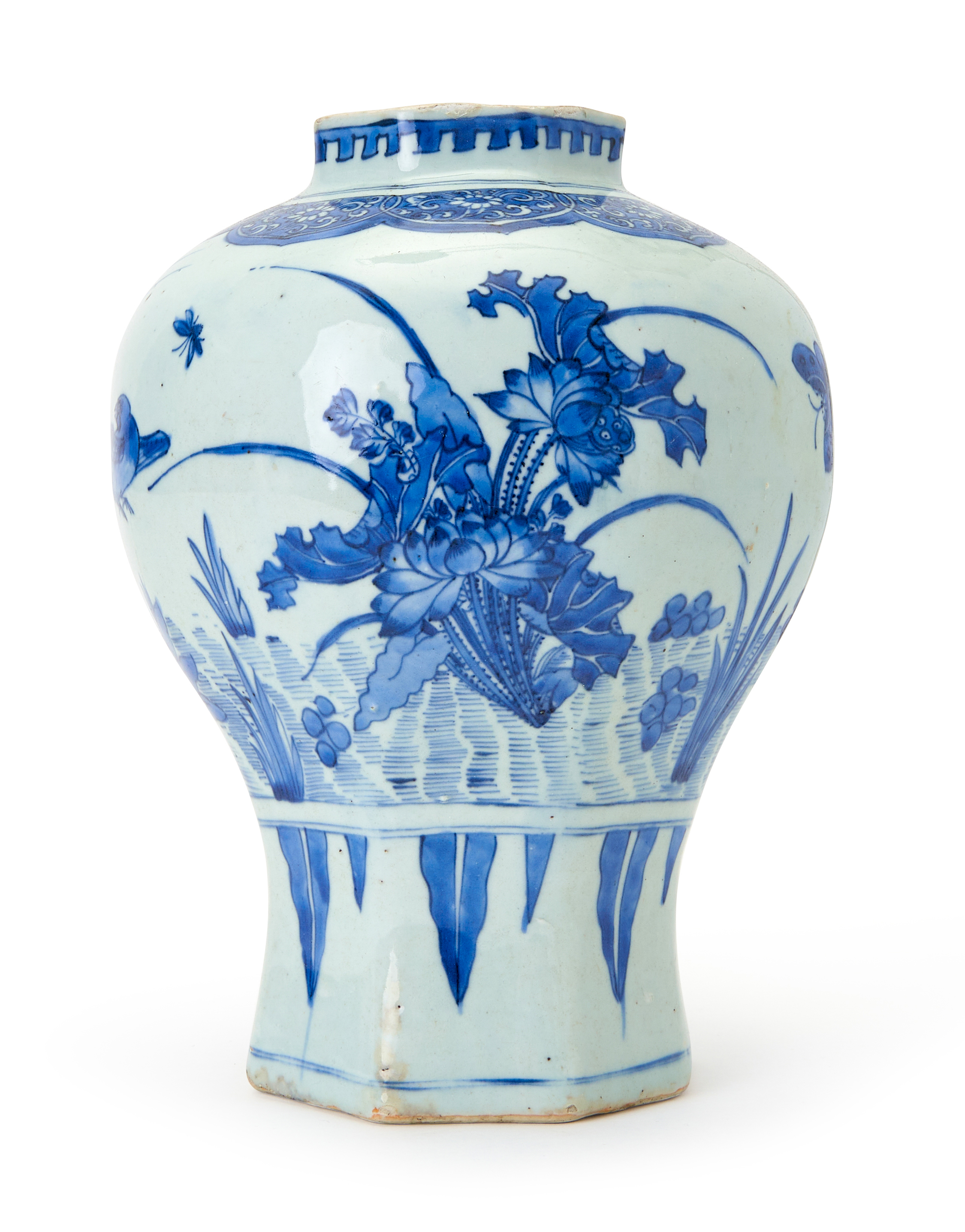 A CHINESE BLUE & WHITE JAR, TRANSITIONAL PERIOD, 17TH CENTURY