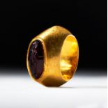 A GREEK GOLD AND CABOCHON GARNET RINGSTONE FINGER RING HELLENISTIC PERIOD, CIRCA 2ND-1ST CENTURY B.C