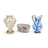 A PORCELAIN VASE, POT & EWER