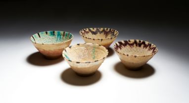 A SET OF FOUR SLIP PAINTED BAMIYAN BOWLS, 11TH CENTURY, AFGHANISTAN