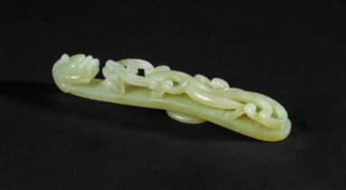 A CHINESE JADE BELT HOOK, QING DYNASTY (1644-1911)