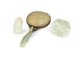TWO CHINESE JADE PENDANTS & A JADE HANDLE MIRROR, QING DYNASTY (1644-1911)