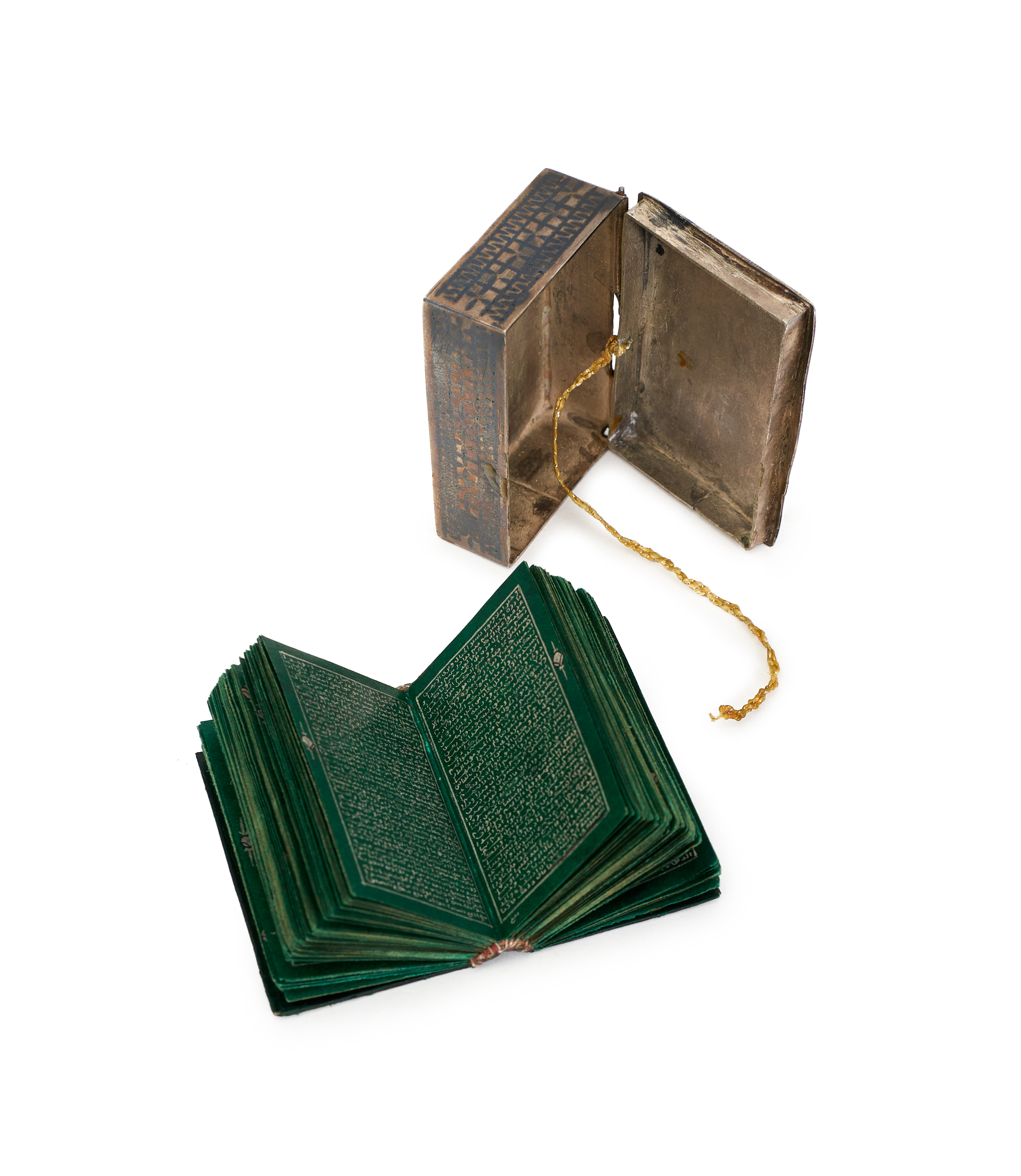 A GREEN ILLUMINATED MINIATURE QURAN, MUGHAL, INDIA, 19TH CENTURY OR LATER - Image 2 of 8