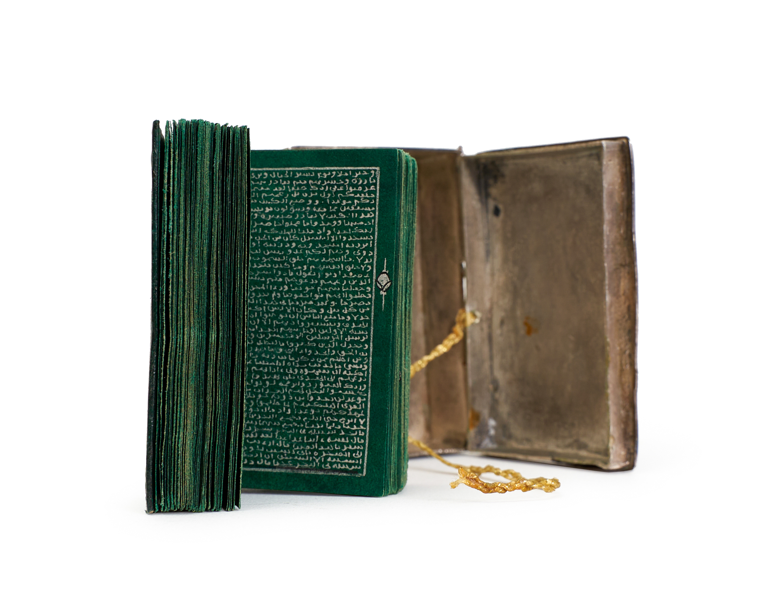 A GREEN ILLUMINATED MINIATURE QURAN, MUGHAL, INDIA, 19TH CENTURY OR LATER - Image 7 of 8