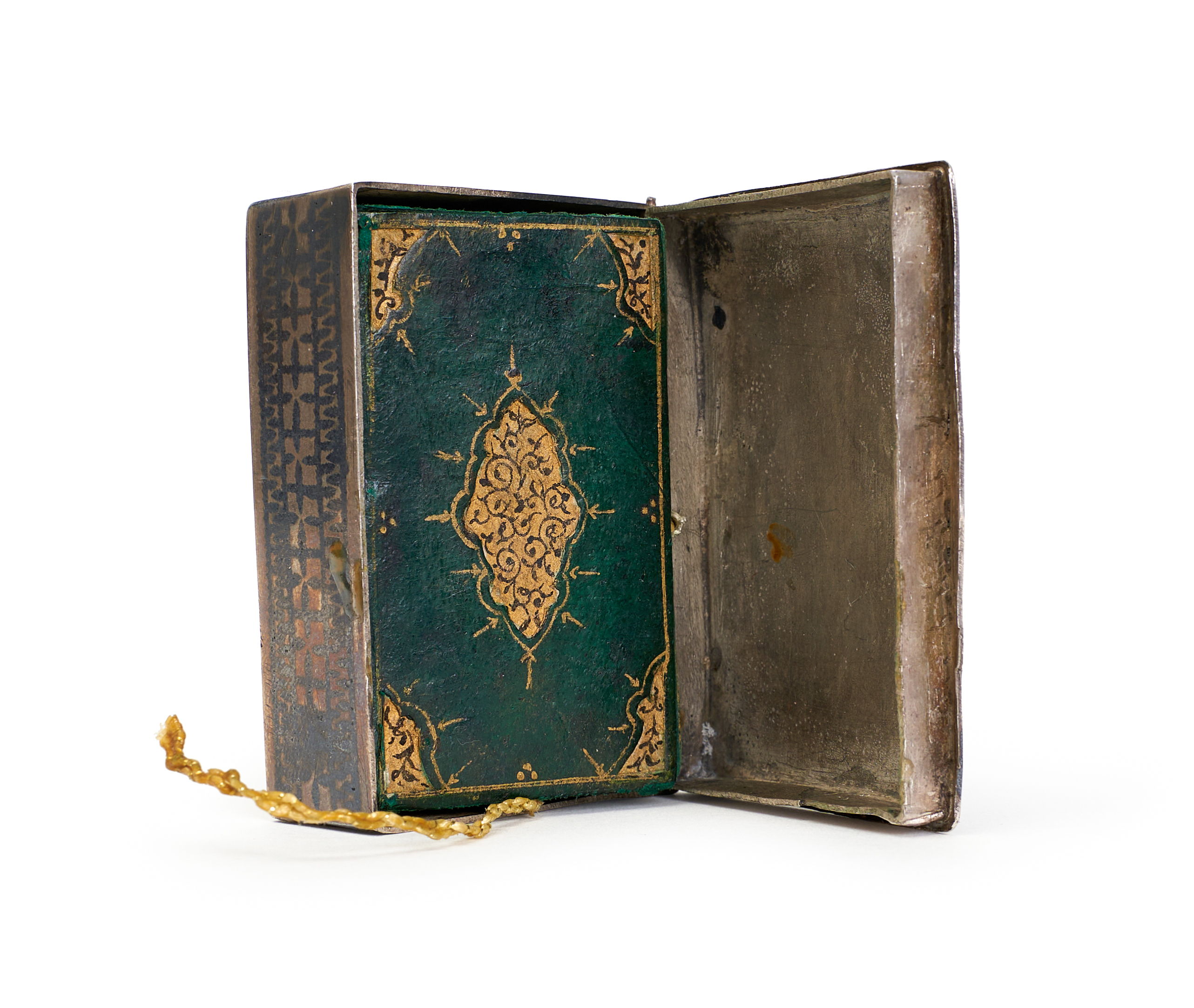 A GREEN ILLUMINATED MINIATURE QURAN, MUGHAL, INDIA, 19TH CENTURY OR LATER - Image 3 of 8