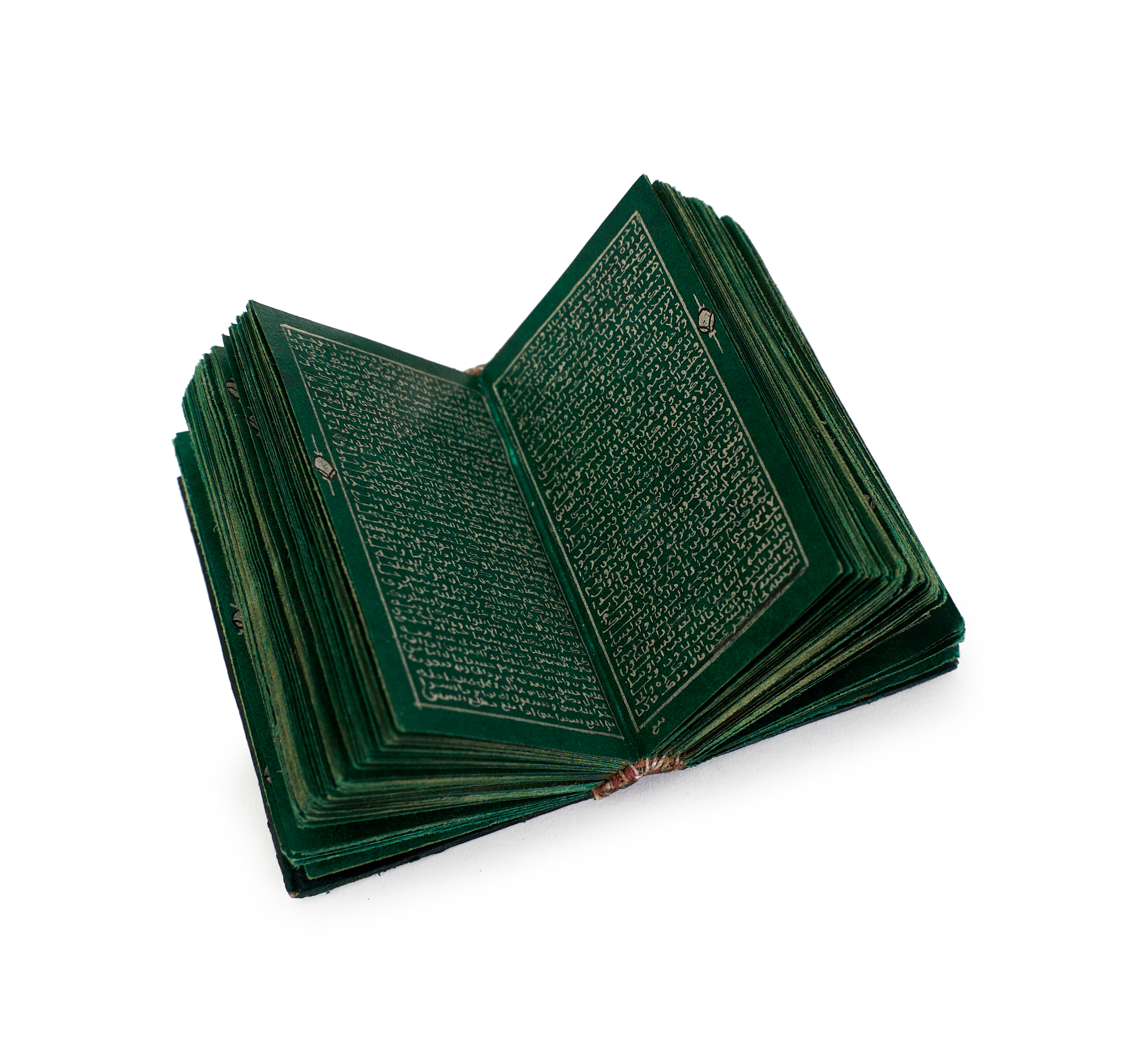 A GREEN ILLUMINATED MINIATURE QURAN, MUGHAL, INDIA, 19TH CENTURY OR LATER - Image 6 of 8