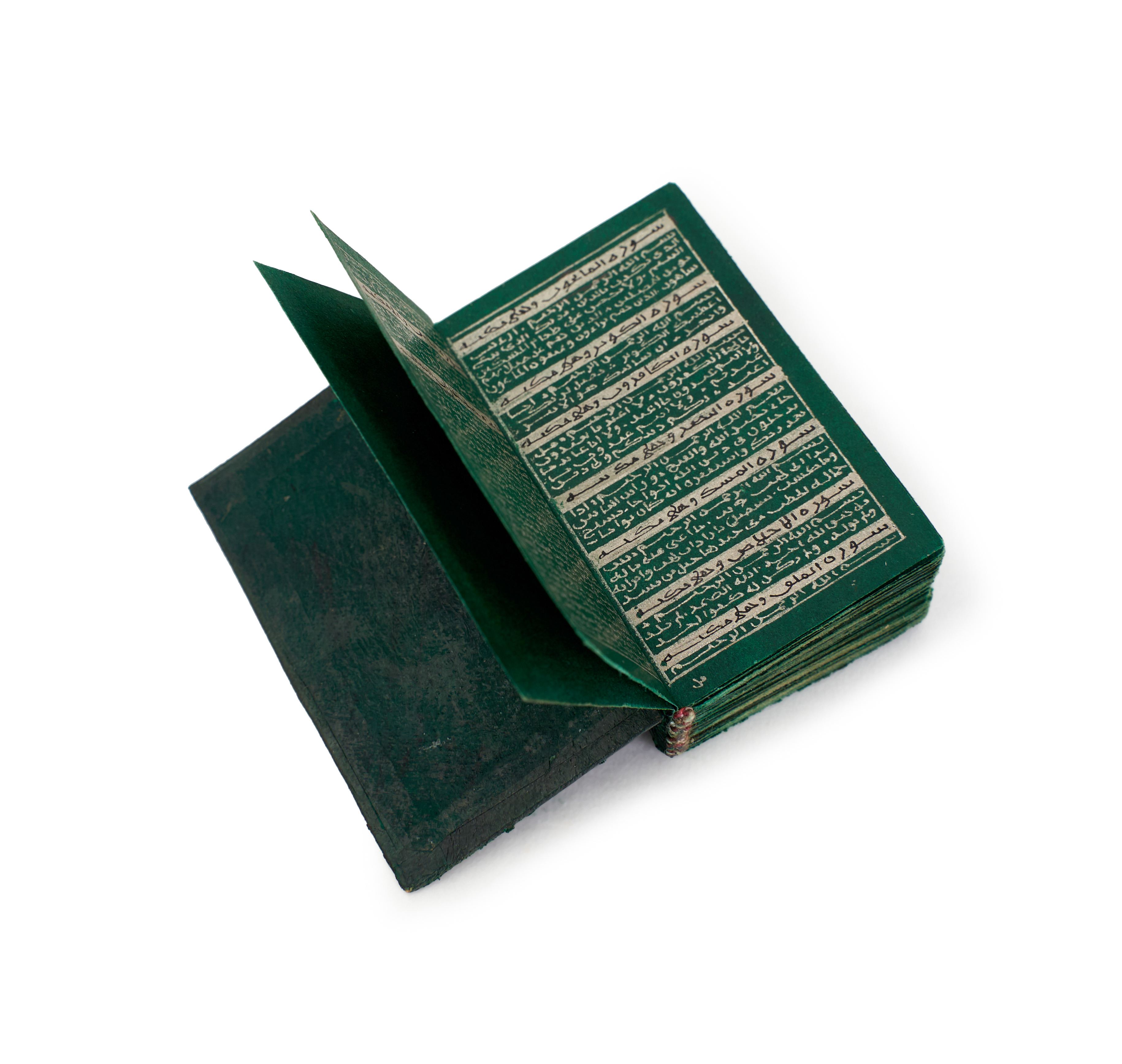 A GREEN ILLUMINATED MINIATURE QURAN, MUGHAL, INDIA, 19TH CENTURY OR LATER - Image 4 of 8