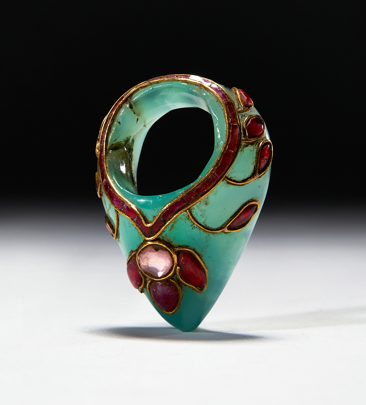 A MUGHAL GEM SET ARCHERS RING, 19TH CENTURY