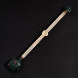 A MUGHAL ROCK CRYSTAL & SPINACH JADE GEM SET BACK SCRATCHER, 20TH CENTURY