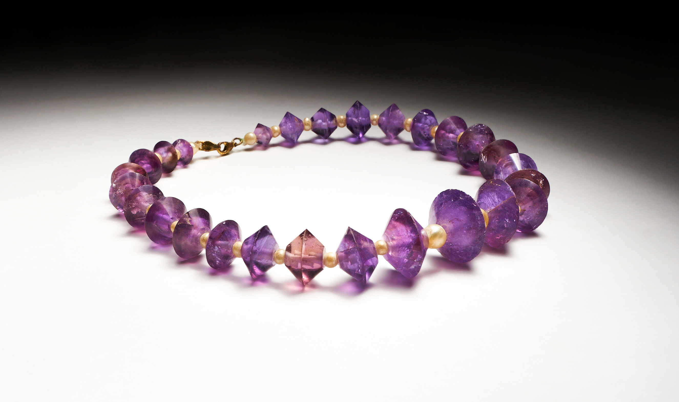 A ROMAN GOLD, AMETHYST & PEARL BEAD NECKLACE CIRCA 1ST CENTURY B.C.-1ST CENTURY A.D. - Image 5 of 5