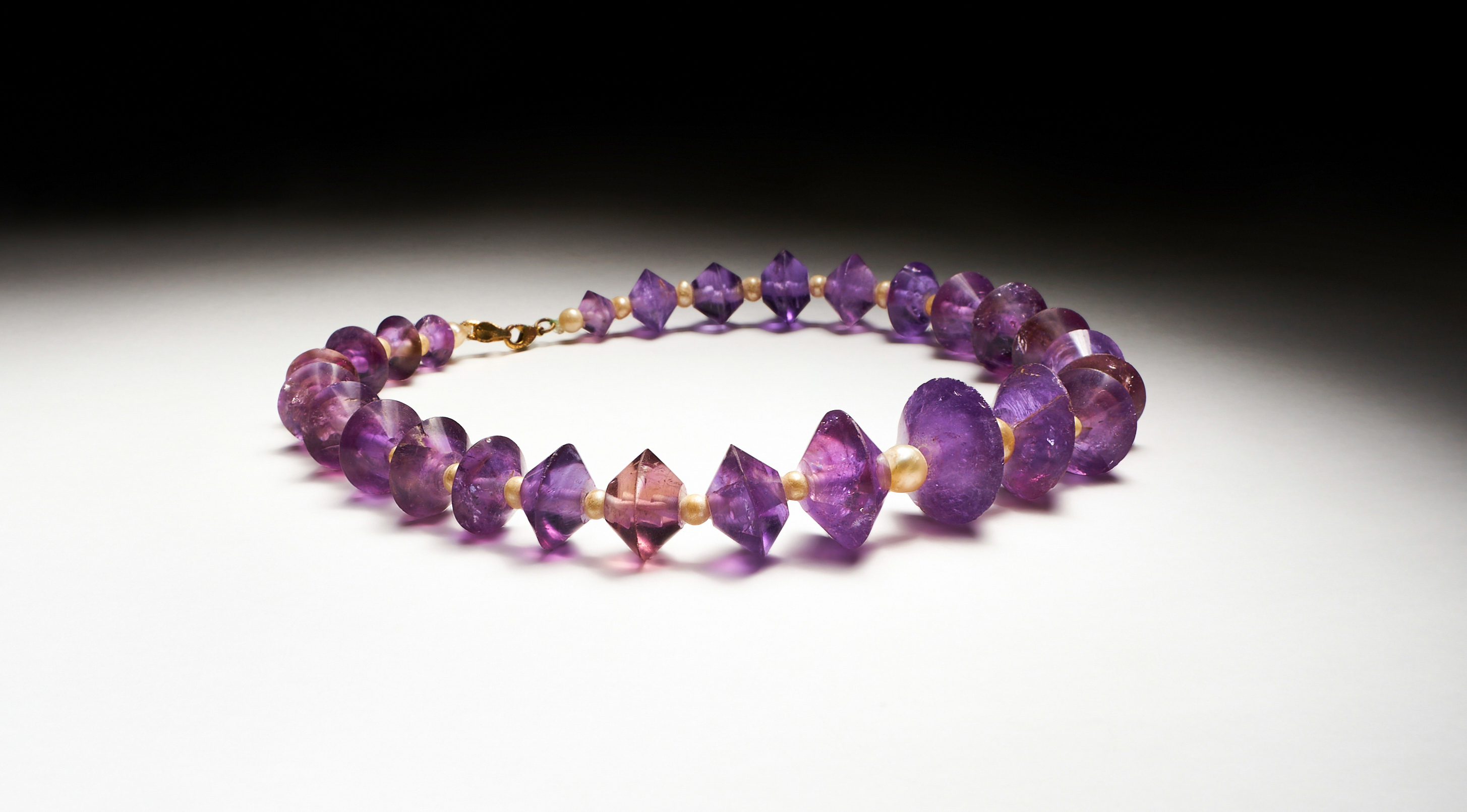 A ROMAN GOLD, AMETHYST & PEARL BEAD NECKLACE CIRCA 1ST CENTURY B.C.-1ST CENTURY A.D. - Image 4 of 5