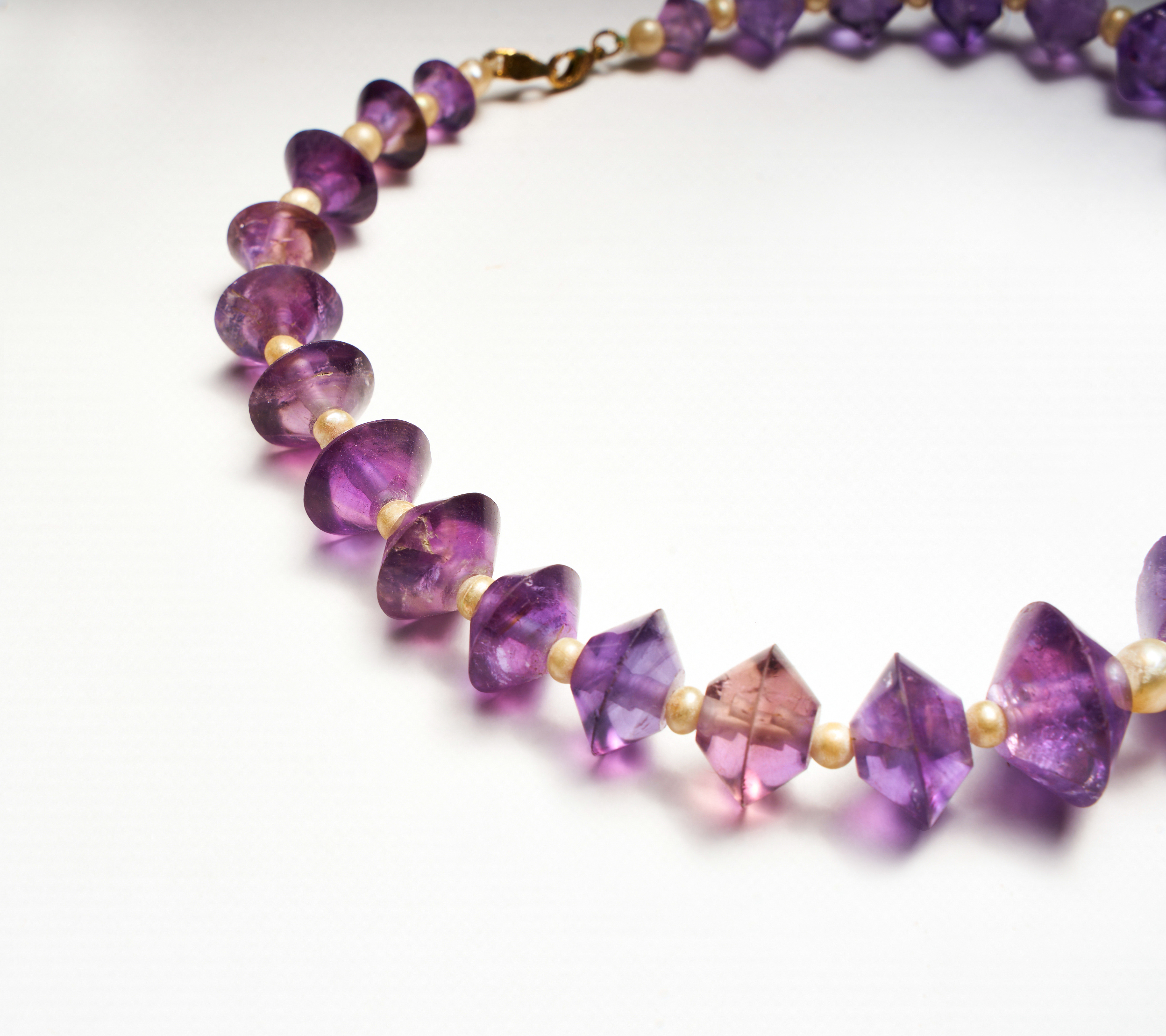 A ROMAN GOLD, AMETHYST & PEARL BEAD NECKLACE CIRCA 1ST CENTURY B.C.-1ST CENTURY A.D. - Image 3 of 5