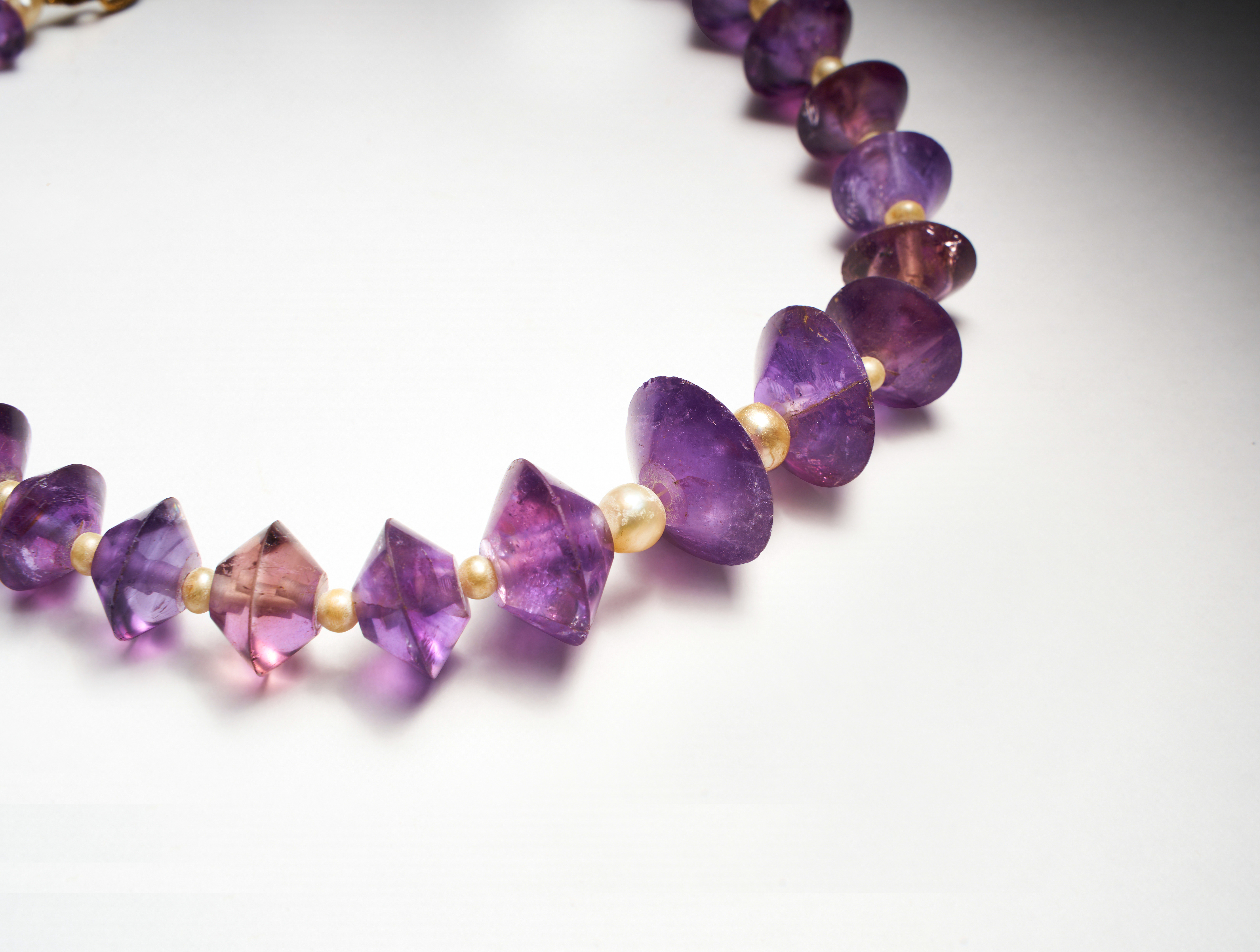 A ROMAN GOLD, AMETHYST & PEARL BEAD NECKLACE CIRCA 1ST CENTURY B.C.-1ST CENTURY A.D. - Image 2 of 5