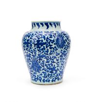 A LARGE CHINESE BLUE & WHITE VASE, KANGXI PERIOD (1662-1722)