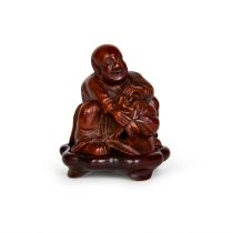 A CHINESE CARVED WOODEN FIGURE OF A SEATED MAN, 17TH/18TH CENTURY