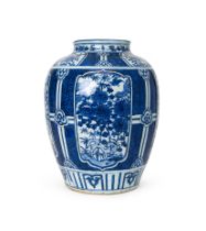 A LARGE CHINESE BLUE AND WHITE JAR, WANLI PERIOD (1573-1619)
