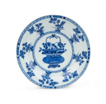 A CHINESE BLUE & WHITE "BASKET" CHARGER, KANGXI PERIOD (1662-1722)