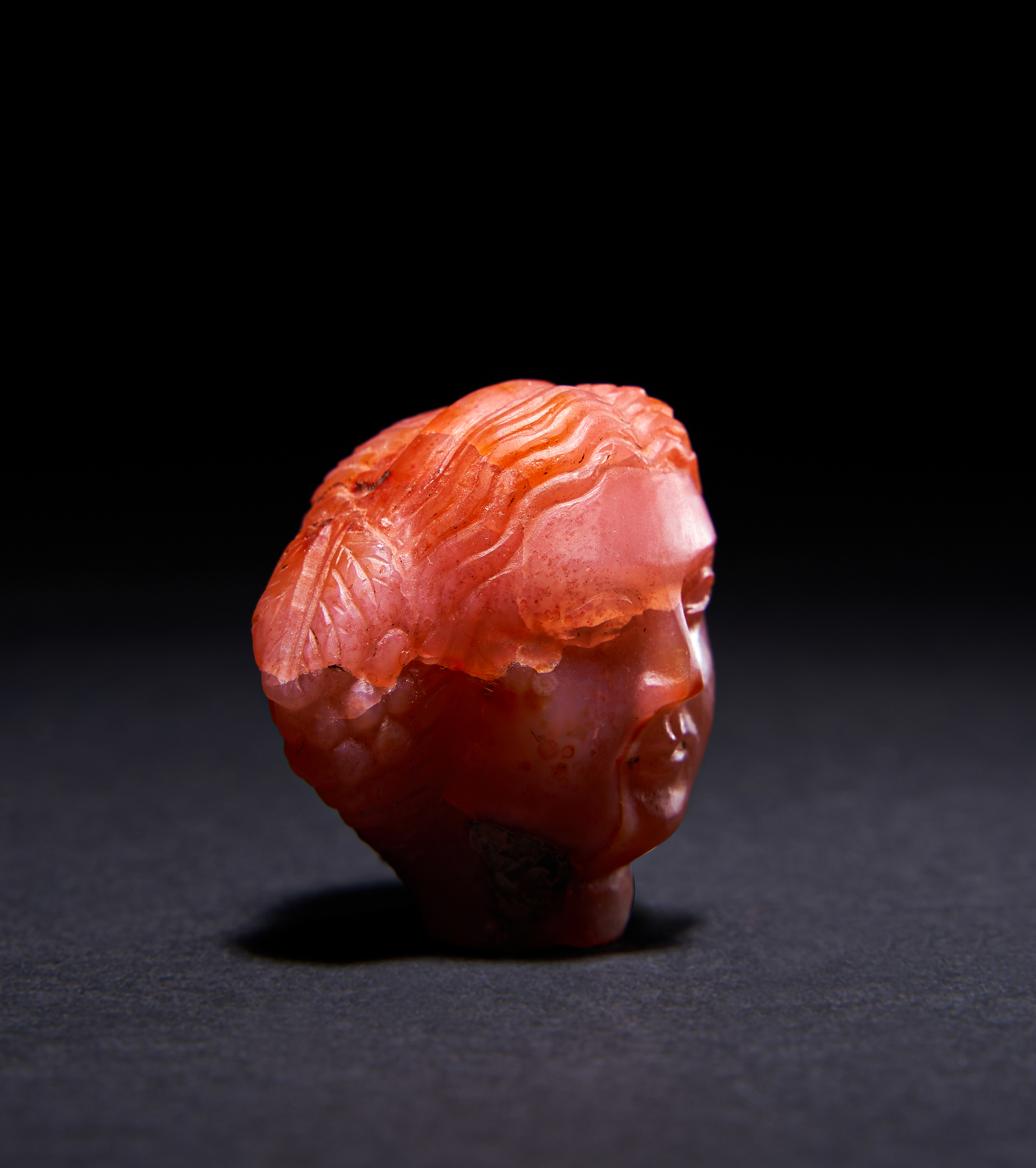A RARE ROMAN RED CHALCYDONLY HEAD OF THE EMPRESS APOLLO, CIRCA 1ST-2ND CENTURY A.D. - Image 4 of 5