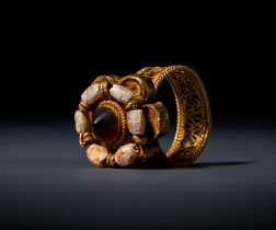 A BYZANTINE GOLD FINGER RING CIRCA 5TH-6TH CENTURY A.D.