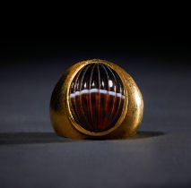 A GREEK BANDED AGATE SHELL FORM GOLD FINGER RING, 5TH CENTURY A.D. AND LATER