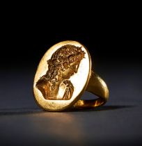 A GREEK GOLD RING OF A GENERAL