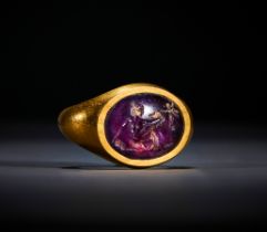 A ROMAN AMETHYST INTAGLIO RING DEPICTING THJE STORY OF "LEDA AND THE SWAN", CIRCA 2ND CENTURY A.D. O