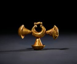 A HIGHLY ACADEMIC ASSYRIAN GOLD EARRING, NEO-ASSYRIAN PERIOD, REIGN OF TIGLATH-PILESER III, CIRCA 72