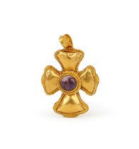 A GOLD BYZANTINE CROSS WITH AN AMETHYST CENTRE STONE, CIRCA 7TH CENTURY