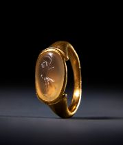 A ROMAN AGATE INTAGLIO OF A SPHINX GOLD FINGER RING, CIRCA 3RD CENTURY A.D.