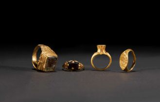 FOUR SELJUK GOLD & GEMSTONE RINGS, IRAN, 12TH/13TH CENTURY