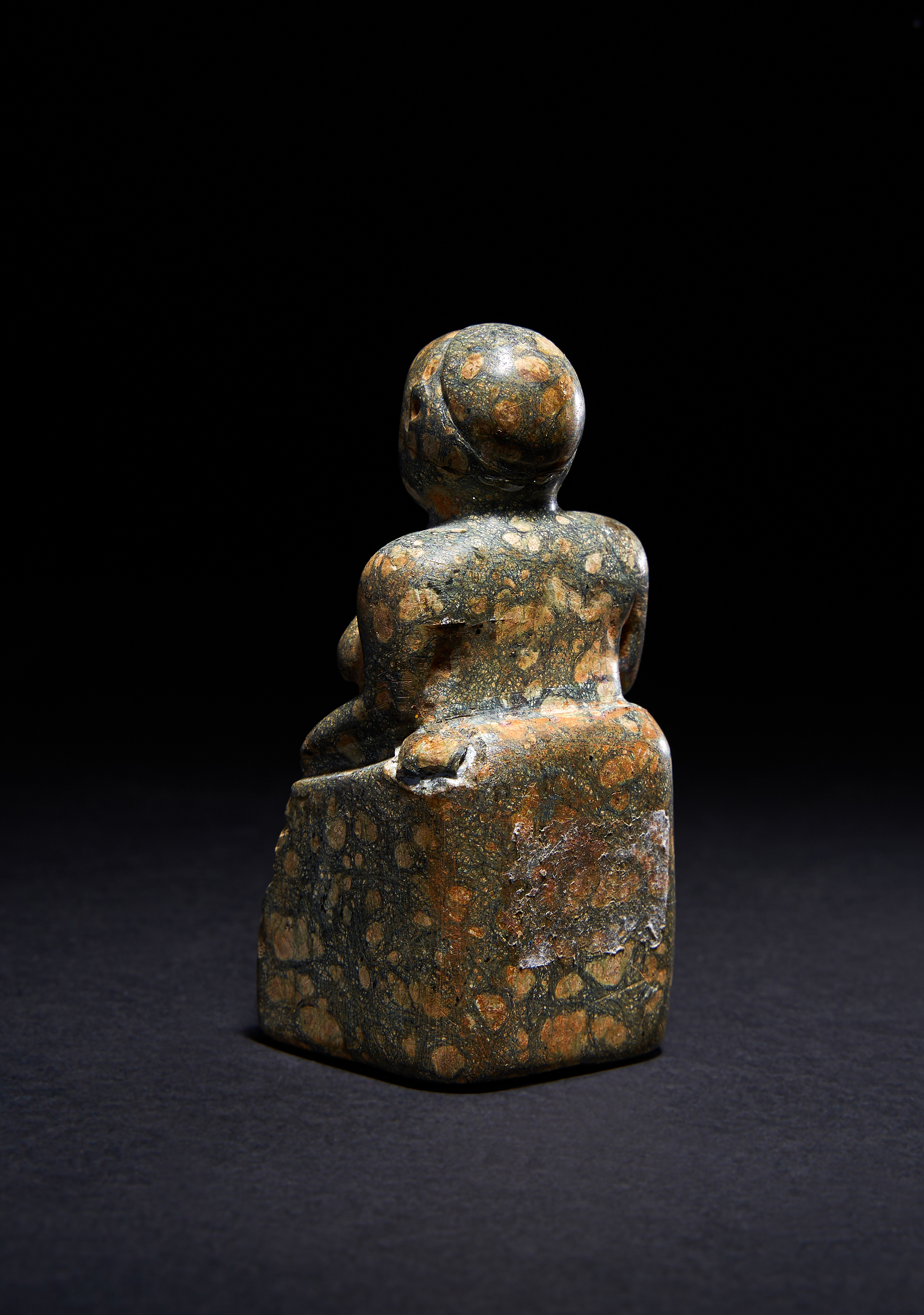 AN ANATOLIAN PATTERNED GREY STEATITE FIGURE OF A MOTHER GODDESS, NEOLITHIC PERIOD, CIRCA 6TH MILLENN - Image 2 of 2