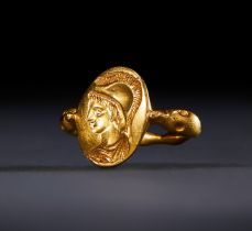 A GREEK GOLD FINGER RING OF A GENERAL, POSSIBLY ALEXANDER, CIRCA 3RD CENTURY A.D.