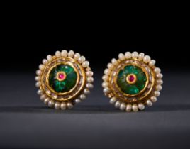 A PAIR OF GEM SET GOLD EMERALD EARRINGS, 19TH/20TH CENTURY, INDIA