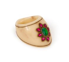 A GEM SET MUGHAL ARCHERS RING, 19TH/20TH CENTURY