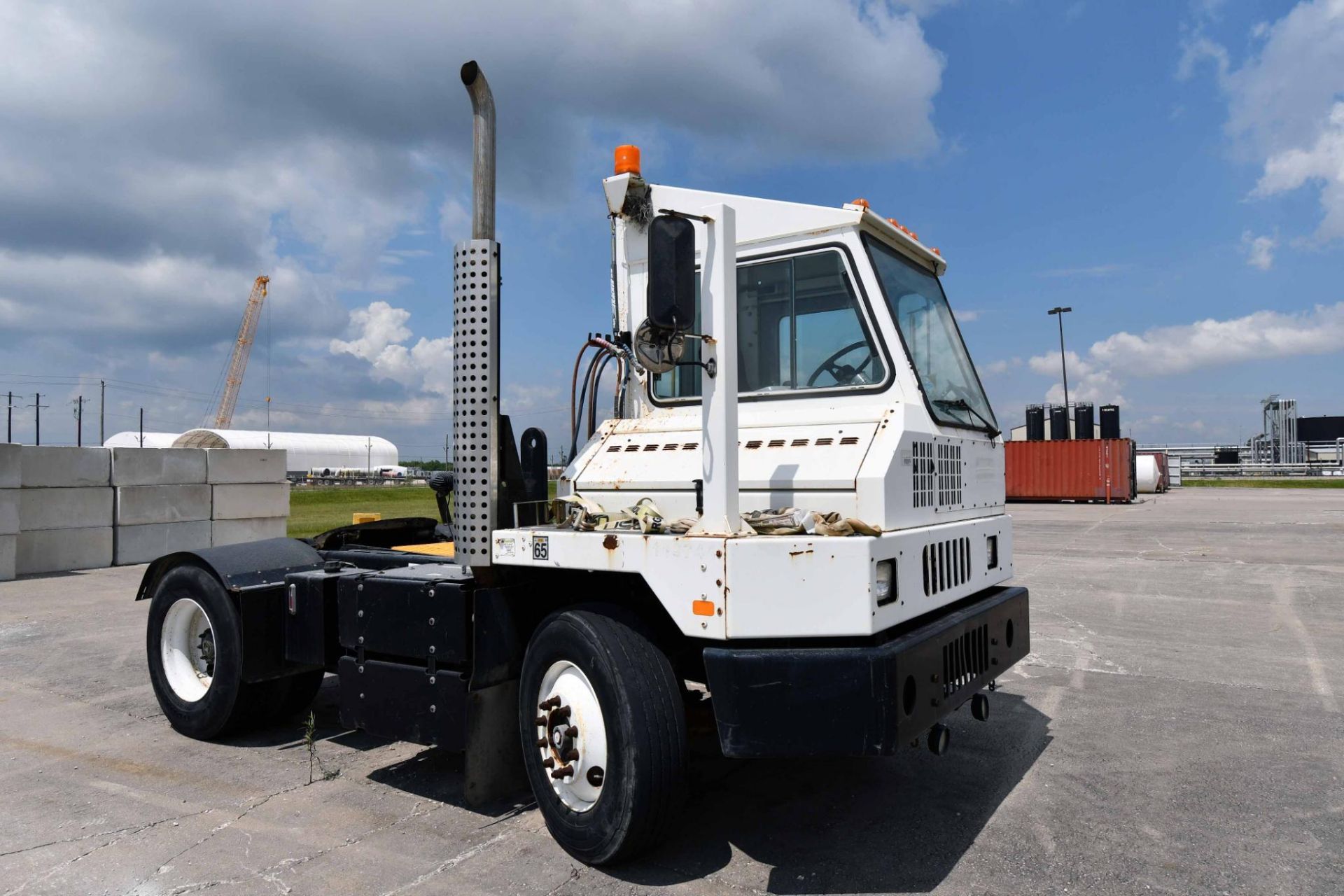 SPOTTING TRUCK, KALMAR, 35,000-lb. GVWR, new 2014, 4X2, VIN: 11VF?13E0EA000264 (yard use only) - Image 3 of 7