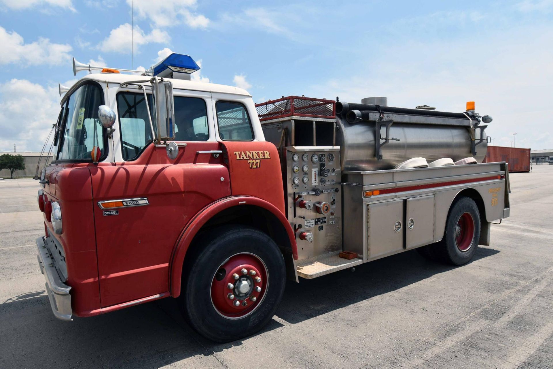 FIRE TRUCK, FORD MDL. 8000, 1988, diesel, 35,000 GVWR, VIN # 1FDYD80U5JVA41703 (Yard use only)