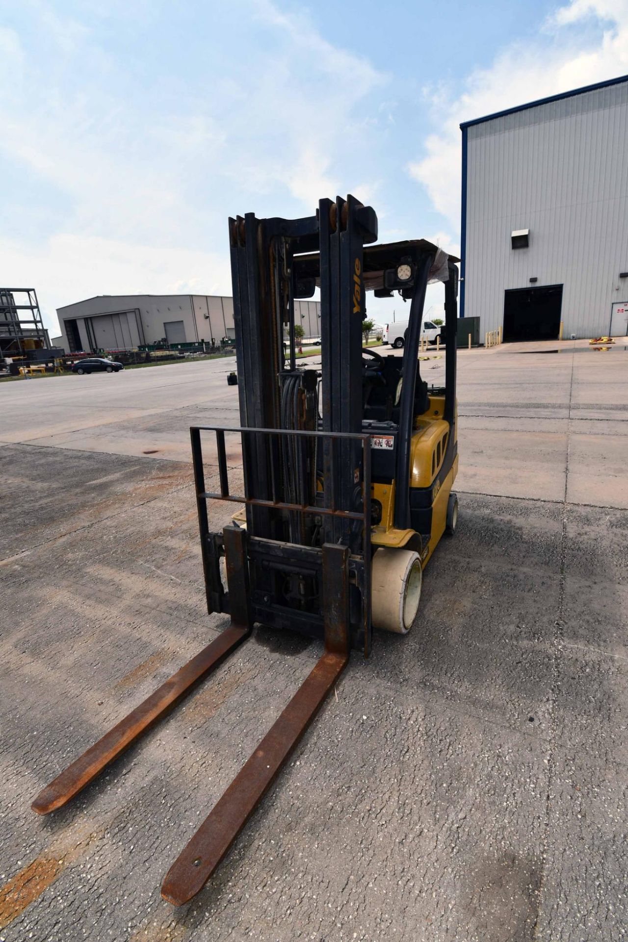 FORKLIFT, YALE VERACITOR 7,000-LB. BASE CAP. MDL. GLC070VXNDSE088, LPG, 6,500-lb. cap. as equipped, - Image 2 of 5