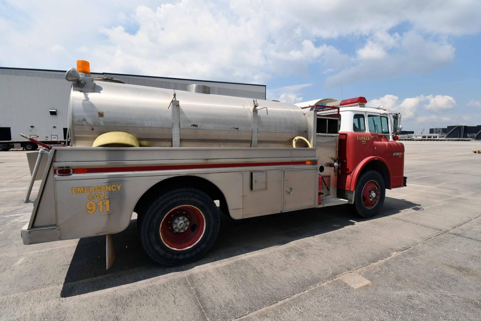 FIRE TRUCK, FORD MDL. 8000, 1988, diesel, 35,000 GVWR, VIN # 1FDYD80U5JVA41703 (Yard use only) - Image 3 of 6