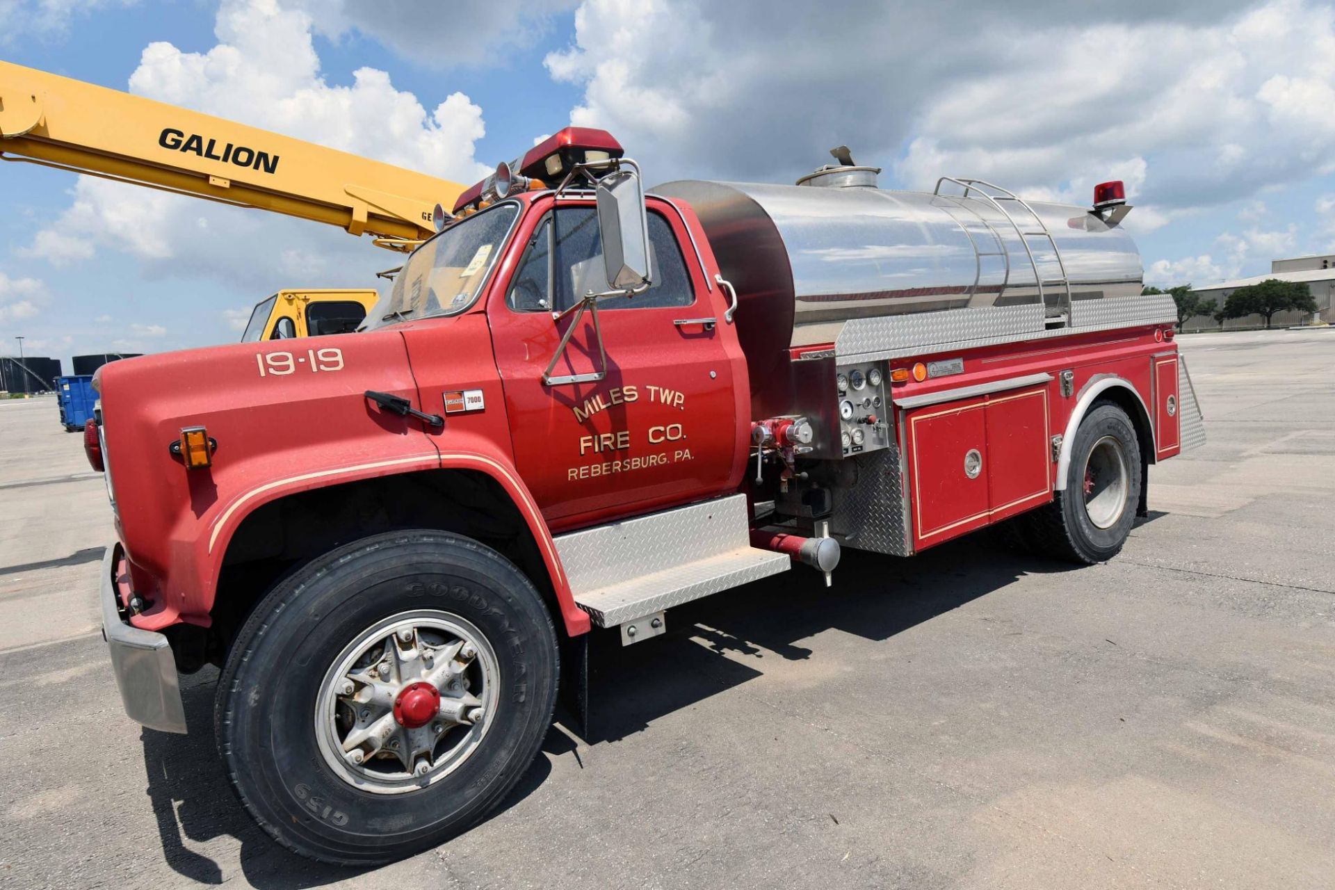 FIRE TRUCK, GMC MDL. 7000, 1989, gasoline, 34,000 GVWR, VIN # 1GDP7D1E4KV513118 (Yard use only)