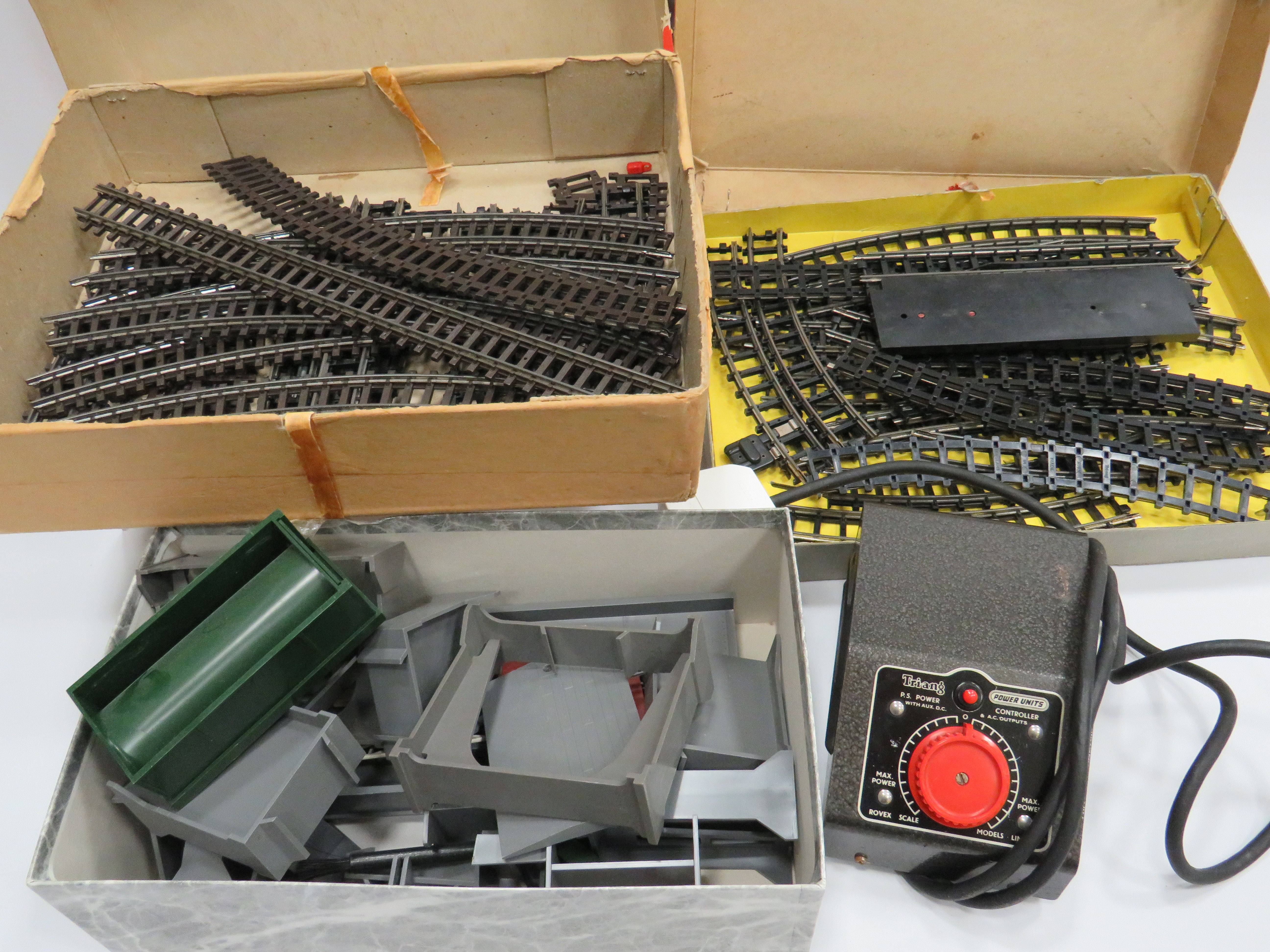 Selection of 00 Train track, power controller etc see photos.