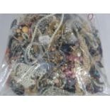 10kg UNSORTED COSTUME JEWELLERY inc. Bangles, Necklaces, Rings, Earrings. 764596