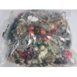 10kg UNSORTED COSTUME JEWELLERY inc. Bangles, Necklaces, Rings, Earrings. 182782